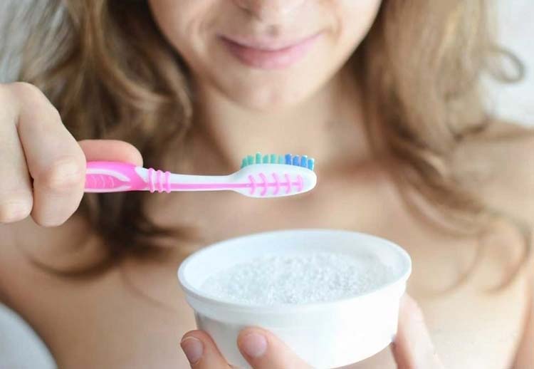 The Secret to Whitening your Teeth with baking soda